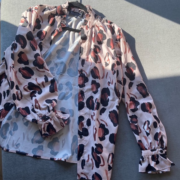 Chic long sleeve button-down shirt- New Without Tag - Picture 2 of 4